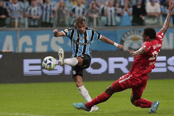 Em jogo de duas viradas, Grêmio e Bragantino empatam no Brasileirão